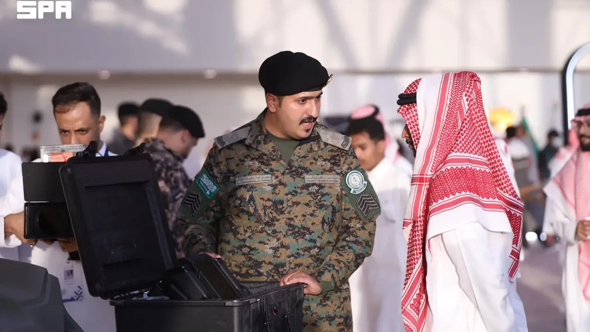 الأفواج الأمنية تستعرض جهاز الأشعة المنعكسة في معرض الصقور والصيد السعودي الدولي 2026